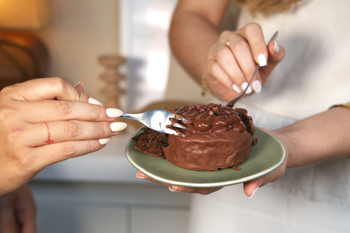Postre de chocolate compartido en la chocolatería Somos Cacao