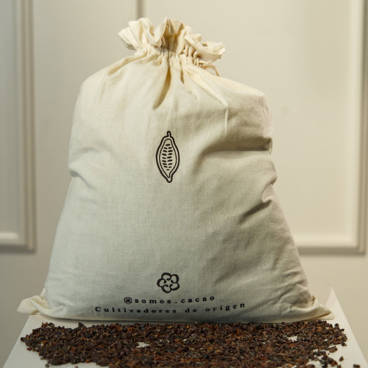 Costalitos de cacao Somos Cacao, costal de tela con ficha técnica del lote